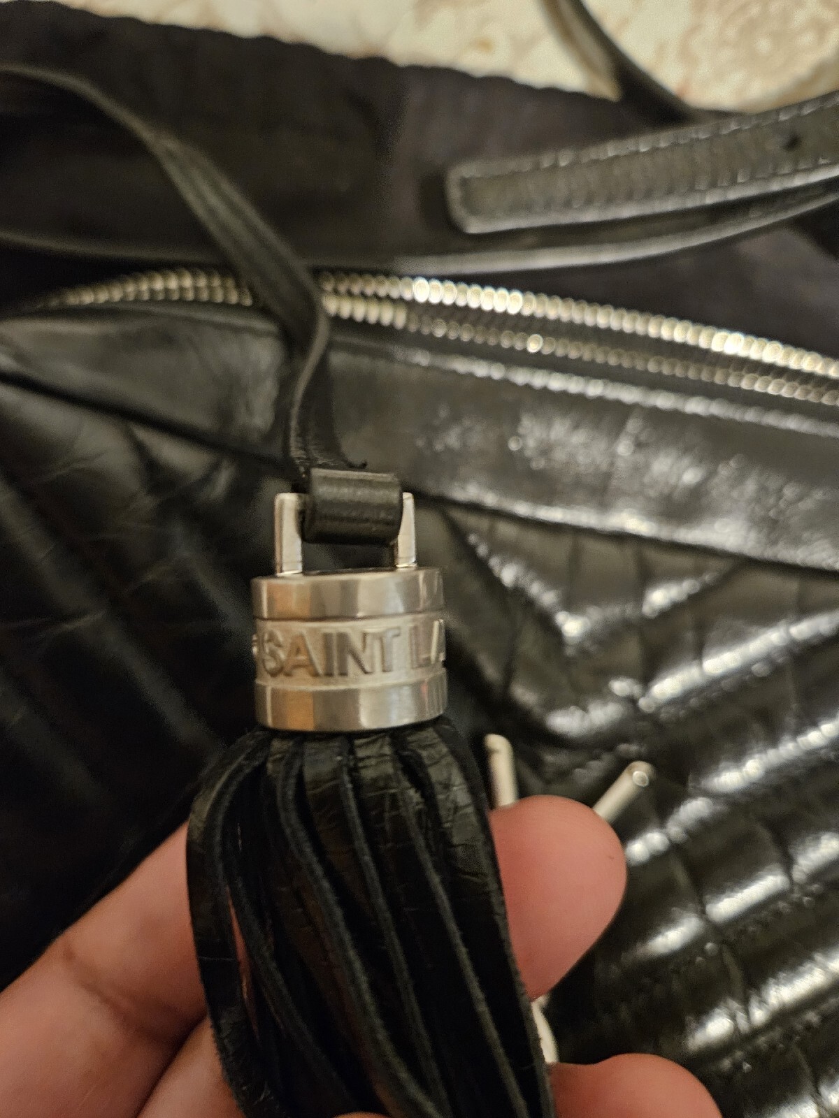 A tracolla Saint Laurent Lou argento ferramenta pelle nera