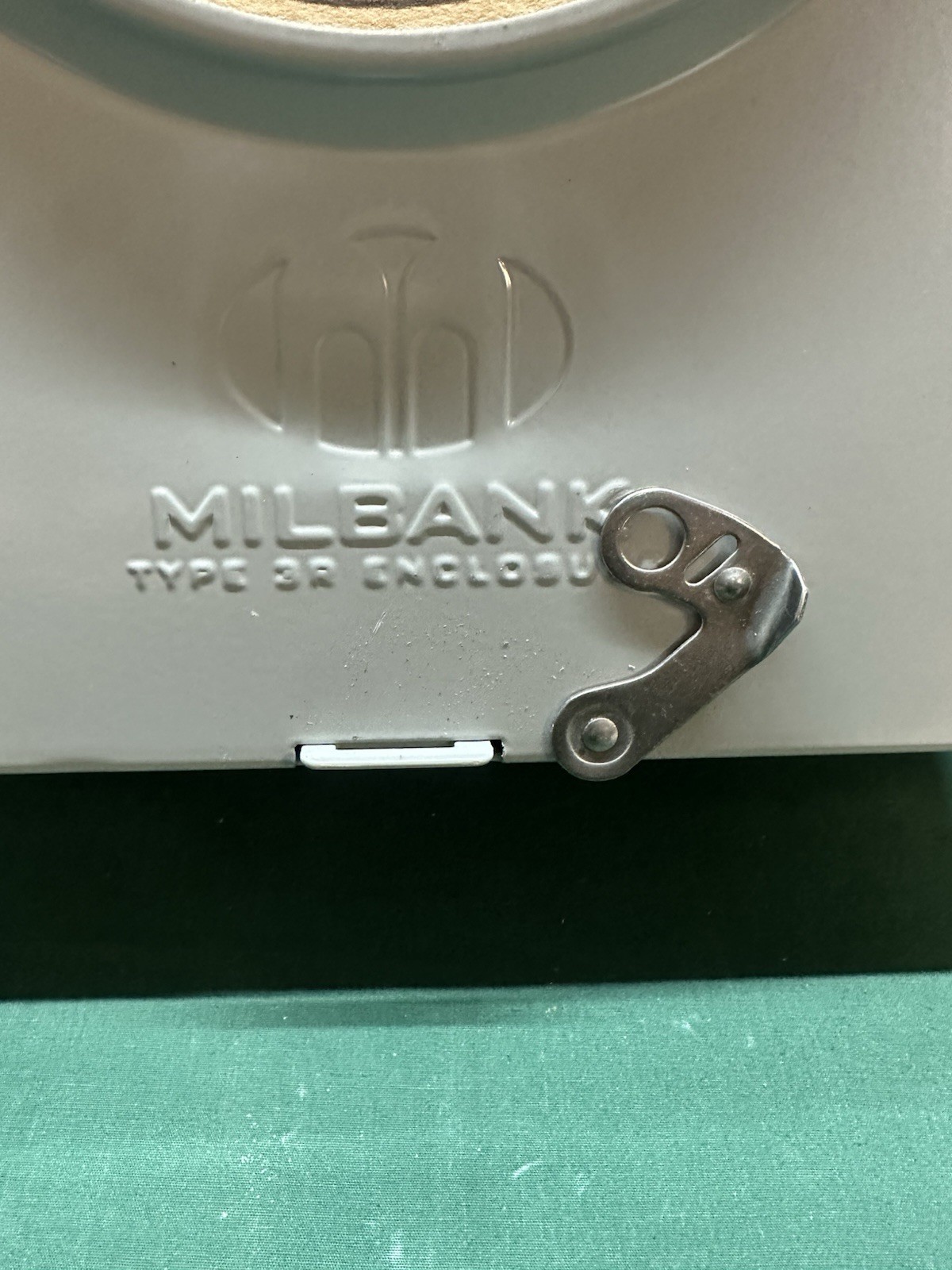 Milbank U7040‑XL‑TG Ringless Meter Socket – 200A 4‑Jaw 600V NEMA 3R – New OEM