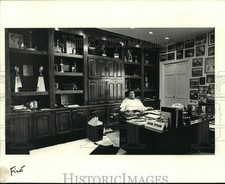 Press Photo Football coach Hank Stram, surrounded by trophies, photos, plaques