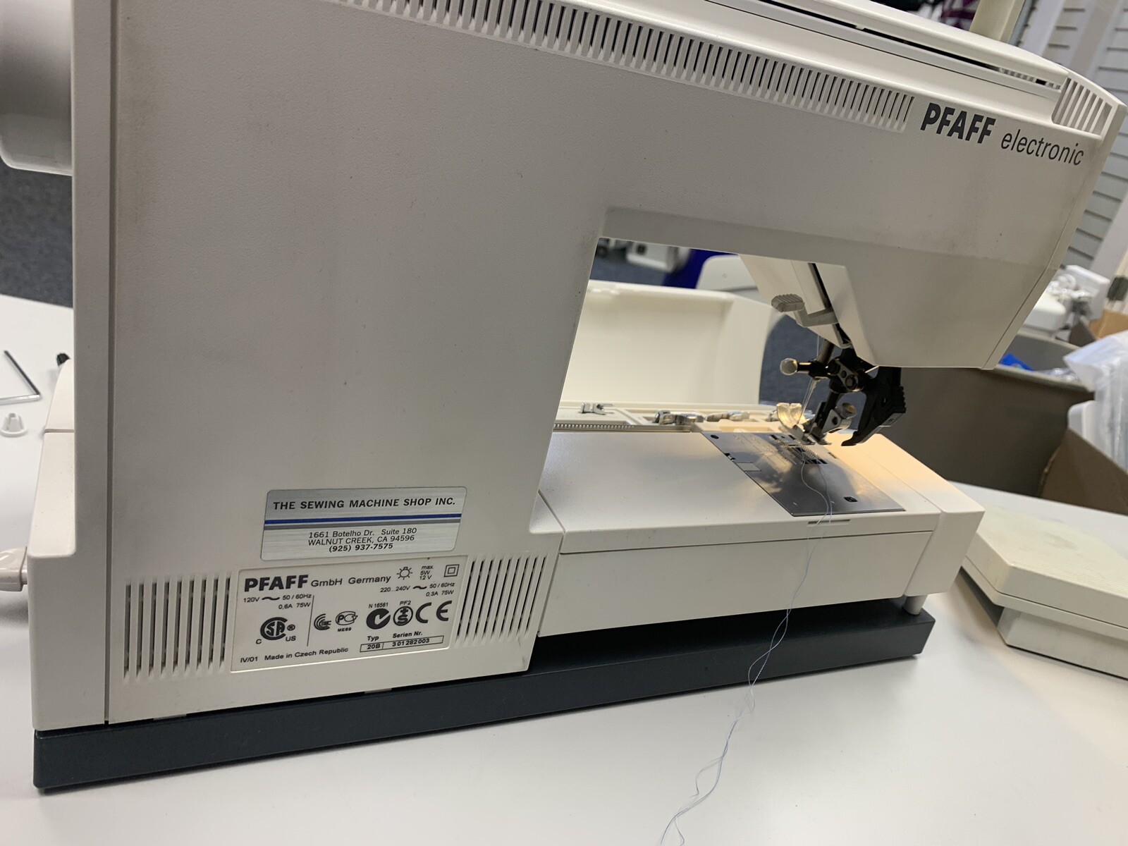 Pfaff Tiptronic 2040 Sewing Machine with foot pedal, carrying case