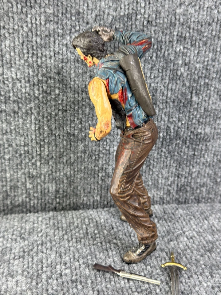 Экшн-фигурка Army of Darkness Dead 2 Ash Williams с мечом и дробовиком - Изображение 4 из 4