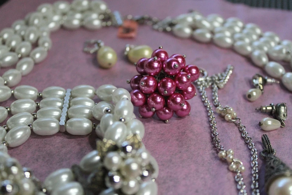 Faux pearls pink,cream silvertone set bracelet /necklace nwt - Image 4 of 4