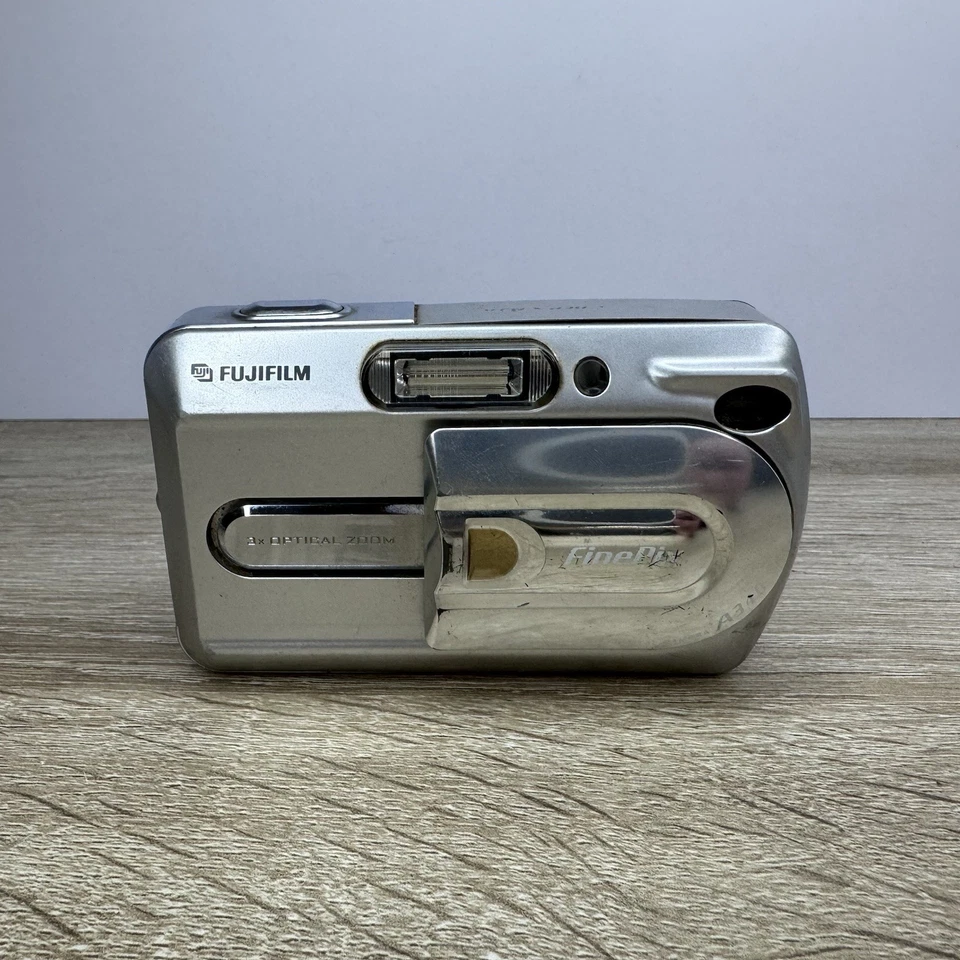 Cámara digital compacta Fujifilm FinePix A340 4,0 MP 3X plateada/enciende Foto 2 de 4