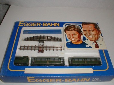 Modelleisenbahn HO 9mm, Startset  mit Gleisoval, Aufgleiser, 1 Lok u. 2 Wagen(E2