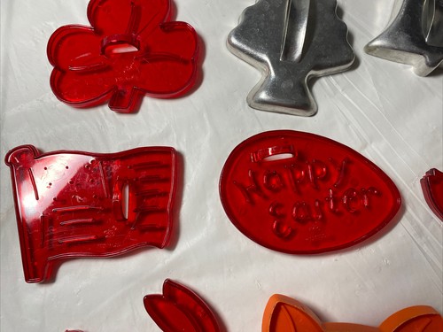 Lot of 17 Assorted Cookie Cutters: Christmas, Halloween, Easter and More - Picture 4 of 7