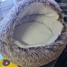 Flauschiges Katzenbett, Kratzbrett/bett  und kleine Schmusehöhle