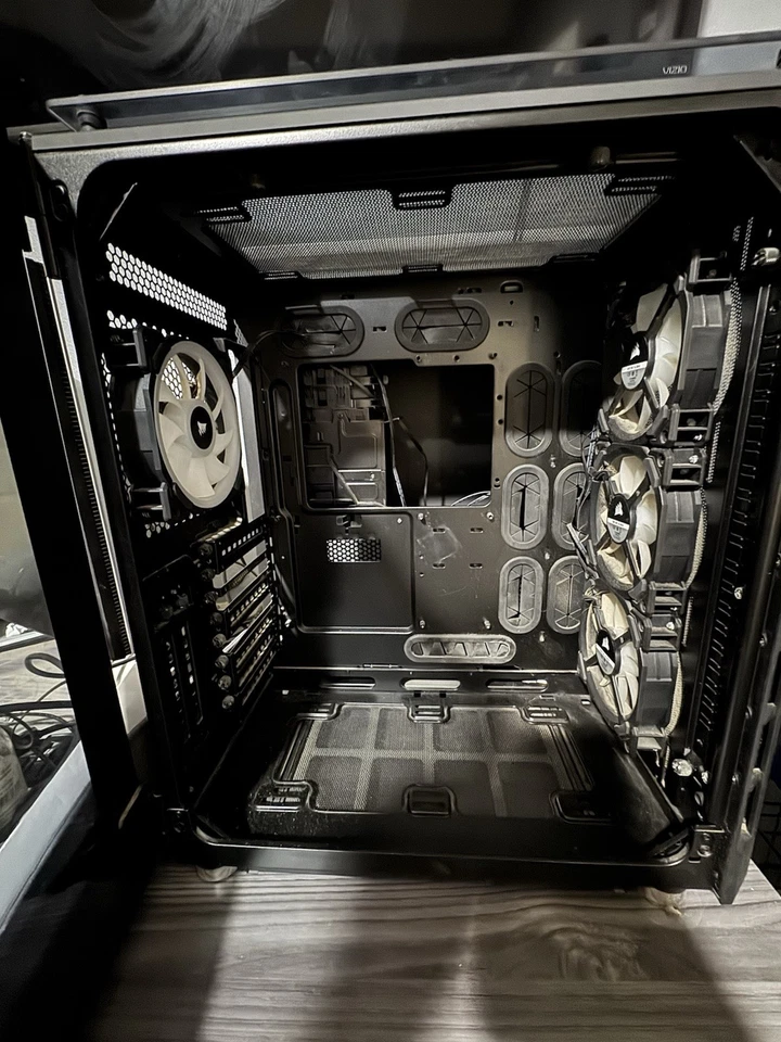 CORSAIR Crystal Series 680X RGB Tempered Glass ATX Smart Case - Image 3 of 4