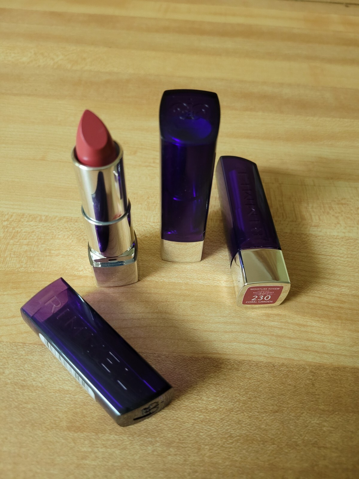Rimmel London Rich Moisture Lippenstift - Farbe 355 Honey Honey, Pflegend Mit Intensiver Farbe