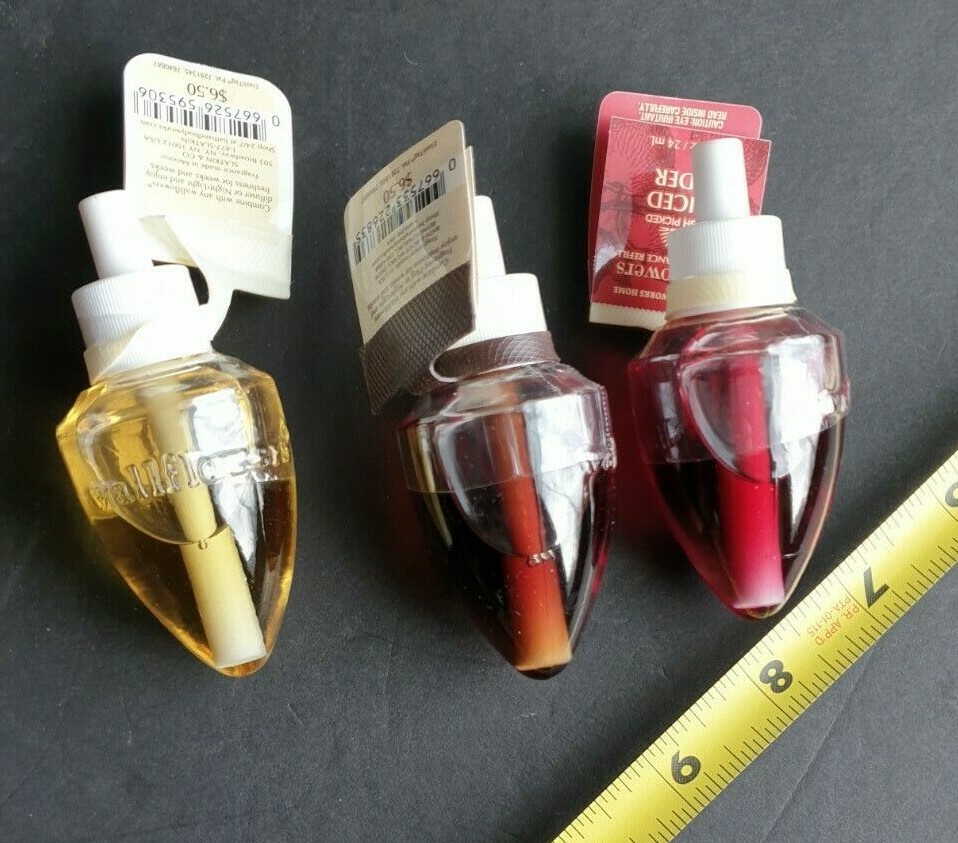 Bath & Body Works Wallflower Cinnamon & Clove Frosted Cupcake Spiced