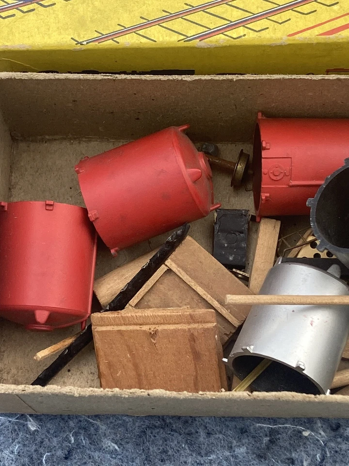 Caixa de trem modelo Varney vintage com acessórios mistos de trem - Imagem 4 de 4