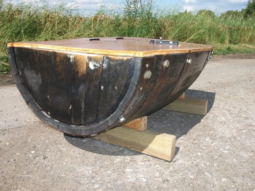 Mesa de centro de whisky barnizada de media madera reciclada - Imagen 4 de 4