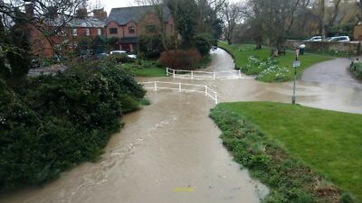 Foto 6x4 Ostermontag in Medbourne The Medbourne Brook in vollem Schrei während c2016