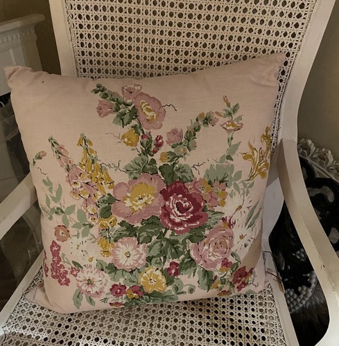 LAURA ASHLEY CUSHION IN ROSE PINK WITH BLOOMS-BNWT-50x50-POLYSTER INSERT-RRP$80 - Picture 4 of 12