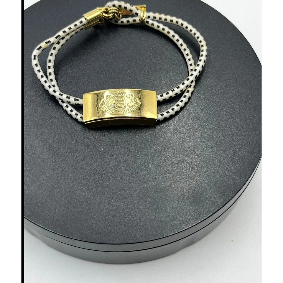 Pulseira elástica Juicy Couture cordão preto e branco tom dourado etiqueta de identidade - Imagem 2 de 4