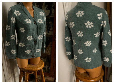 SWEET STORIES GREEN W/ DAISIES CARDIGAN SWEATER JUNIOR SZ 14 (WOMENS SZ SMALL)