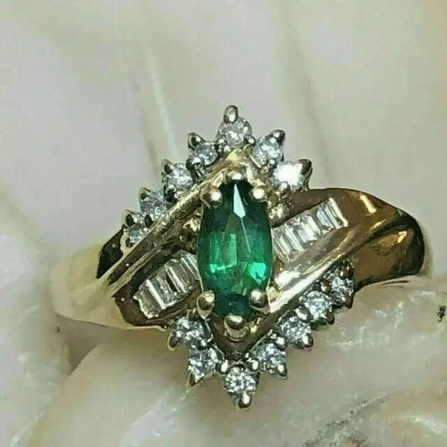 Anillo de compromiso con racimo de esmeralda simulada marquesa de 2 quilates enchapado en oro amarillo de 14 quilates Foto 3 de 3