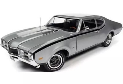 American Muscle 1/18 1968 Olds Hurst 2-Türer Modellauto Peruvian Silber
