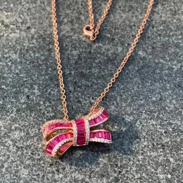Colgante con dije de corte baguette de 2 quilates de rubí rosa creado en laboratorio enchapado en oro rosa plata 18" Foto 2 de 4