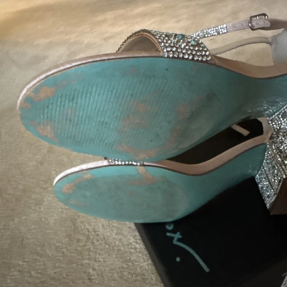 Betsy Johnson SB MARI 香槟女式 9 码方跟 2.25 英寸水钻 — 第 4/4 张图片