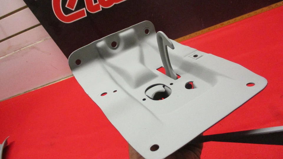 1969 CHEVROLET IMPALA BELAIR CAPRICE КАПОТ ЗАЩЕЛКА - Изображение 2 из 4