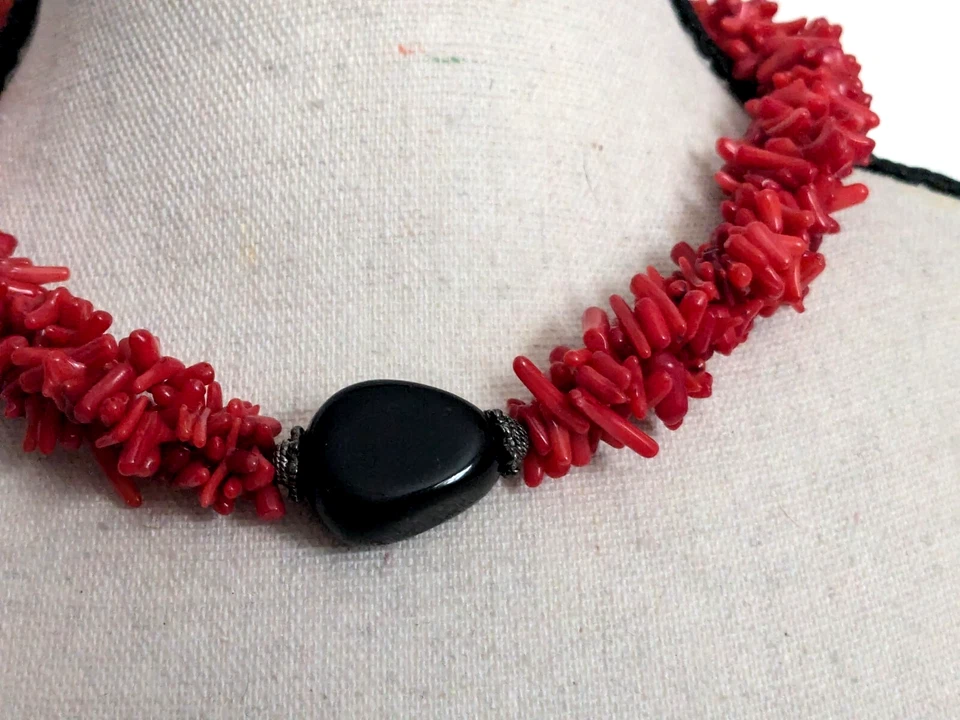 Colar de contas vintage preto ônix pedra central 3 fios galhos de coral vermelho 17" - Imagem 4 de 4