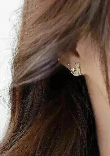 Aretes para mujer de moissanita blanca de corte redondo de 2 quilates enchapados en oro amarillo de 14 quilates Foto 2 de 4