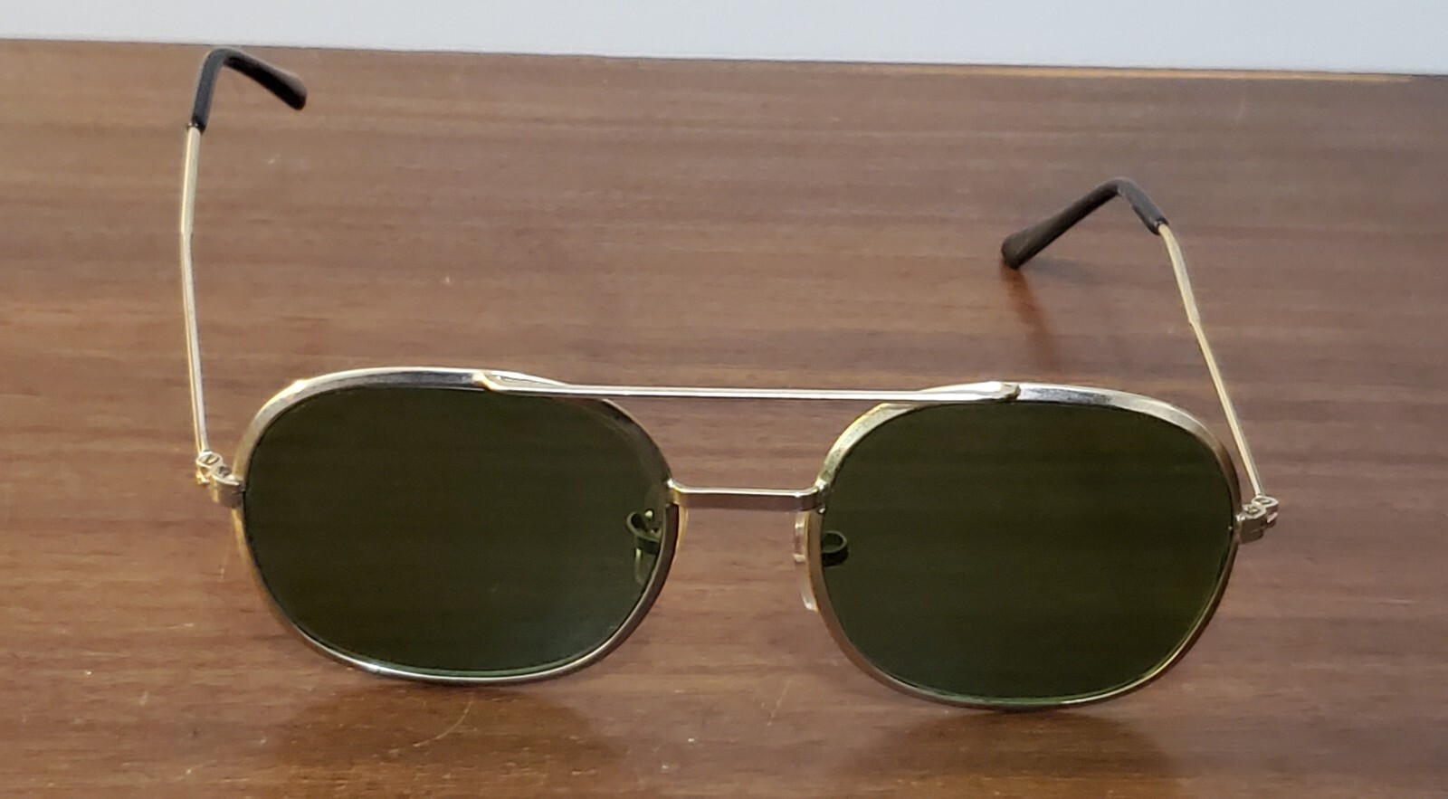 Vintage Pilot Sunglasses with Retro Green Tinted Lenses-image