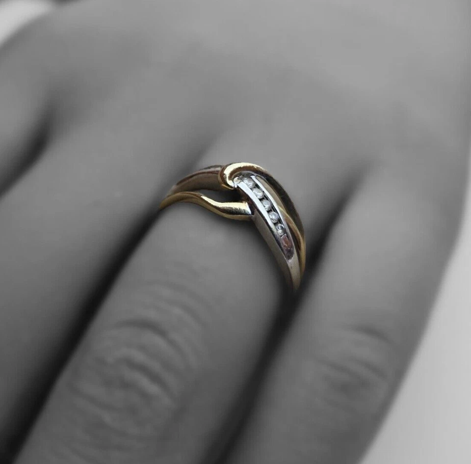 Anillo de diamantes de oro de 9 quilates anillo de banda cruzada de oro multicolor talla M 1/2 Foto 3 de 4