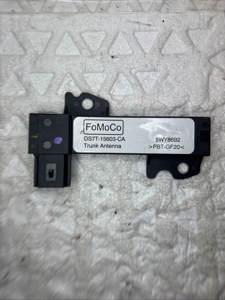 Antena de aleta de tiburón Ford Mustang, Fusion, Lincoln MKC 2015-2019 FABRICANTE DE EQUIPOS ORIGINALES Foto 3 de 4