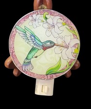Hummingbird  Lily Stained Glass Style Plug-In Night Light Floral Design Illumin