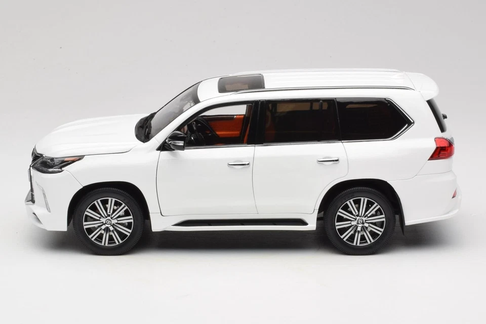 LCD18010-WH Lexus LX570 J200 White LCD 1:18 - Immagine 4 di 4