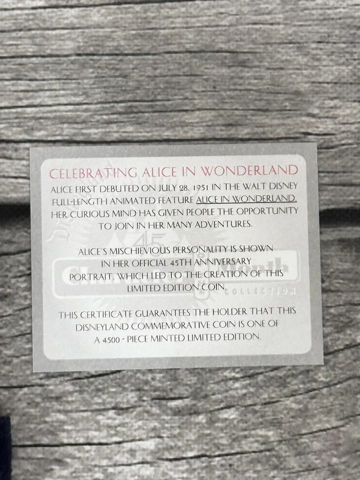 Medalhão moeda personagem do mês Disney Alice no País das Maravilhas Disneylândia - Imagem 4 de 4