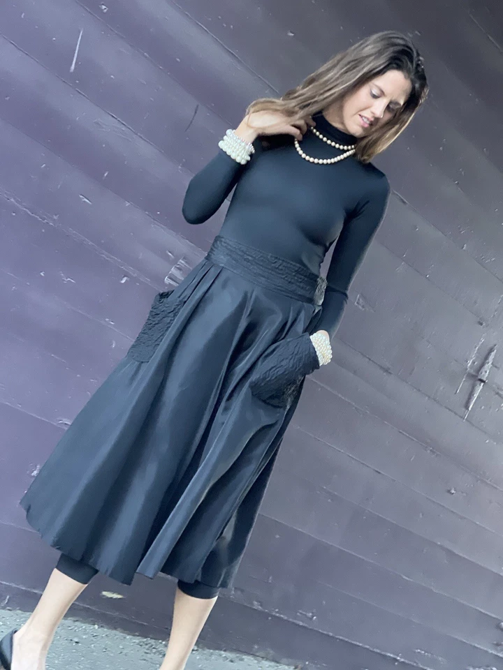 Falda circular negra vintage-satén-acolchada-desgaste nocturno-mediana-cintura 29-mediados de siglo Foto 4 de 4