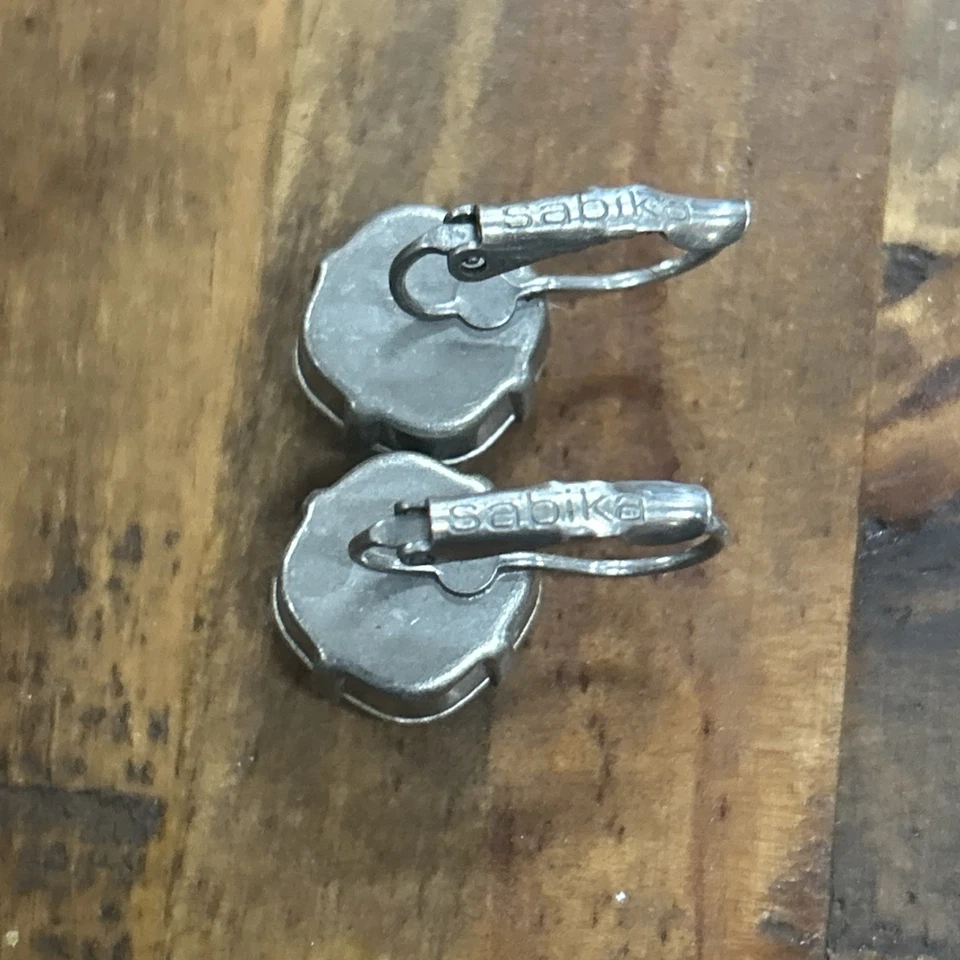 Pendientes de clip Sabika tono plata medianos piedras verdes menta Foto 3 de 3