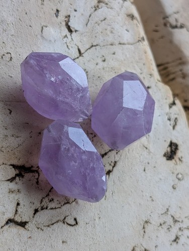 Amethysten facettiert für Schmuckherstellung 3 Stück Gewicht 43 Gramm Gebohrt Amethysten facettiert für Schmuckherstellung 3 Stück Gewicht 43 Gramm Gebohrt
