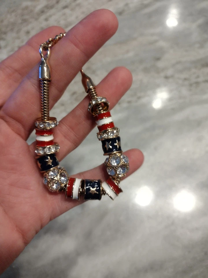 Brazalete ajustable con cierre de palanca de temática patriótica esmaltada y estrás tono dorado Foto 4 de 4