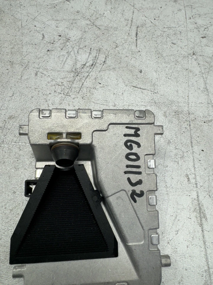 2014-2015 MERCEDES S550 W222 FRONT WINDSHIELD LANE DEPARTURE CAMERA CONTROL UNIT - Image 2 of 4