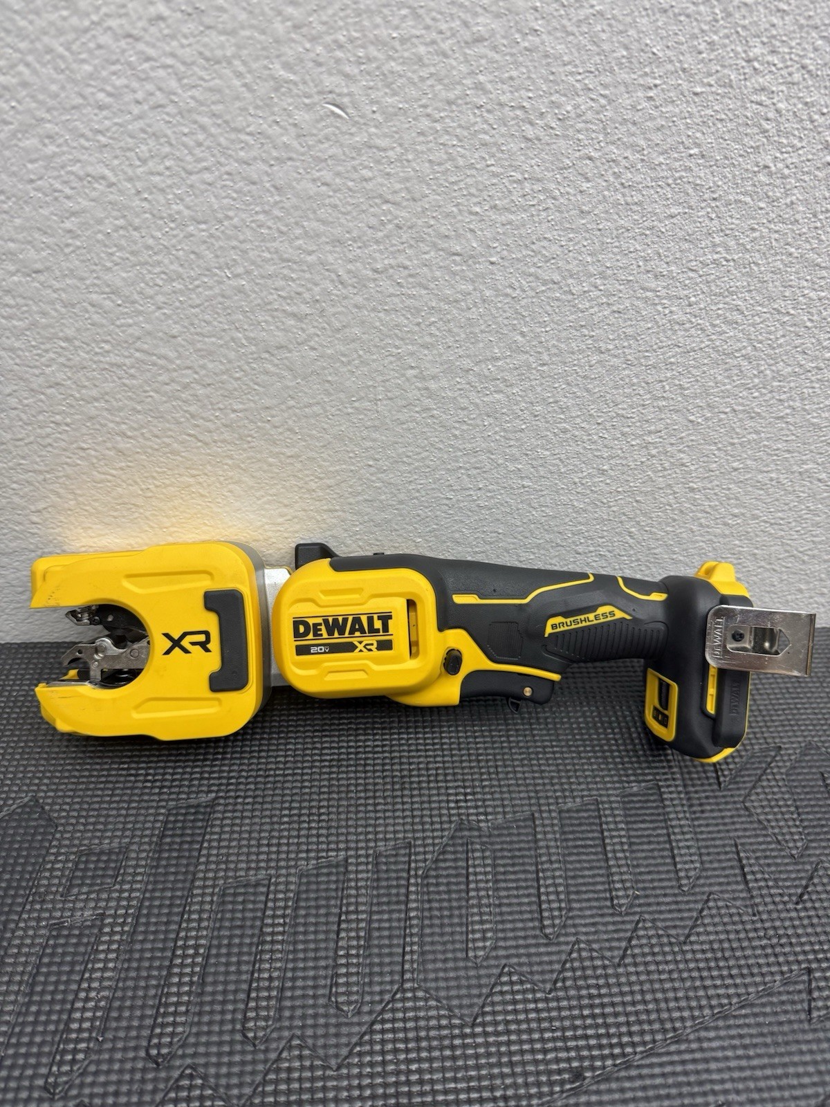 Dewalt 1-1/4 in Copper Tubing Cutter - Tool Only DCE154B USED OPEN BOX