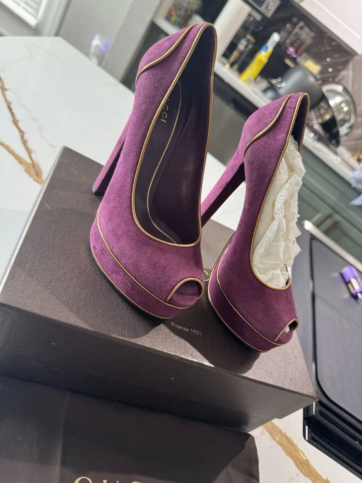Gucci Mujer Púrpura Gamuza Peep-Toe Tacones con Borde Dorado, Talla 38.5 o EE. UU. 8.5 Foto 2 de 4