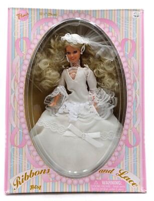 Totsy Ribbons and Lace Flair Puppe in weißem Kleid / 29cm Fashion Doll / NrfB