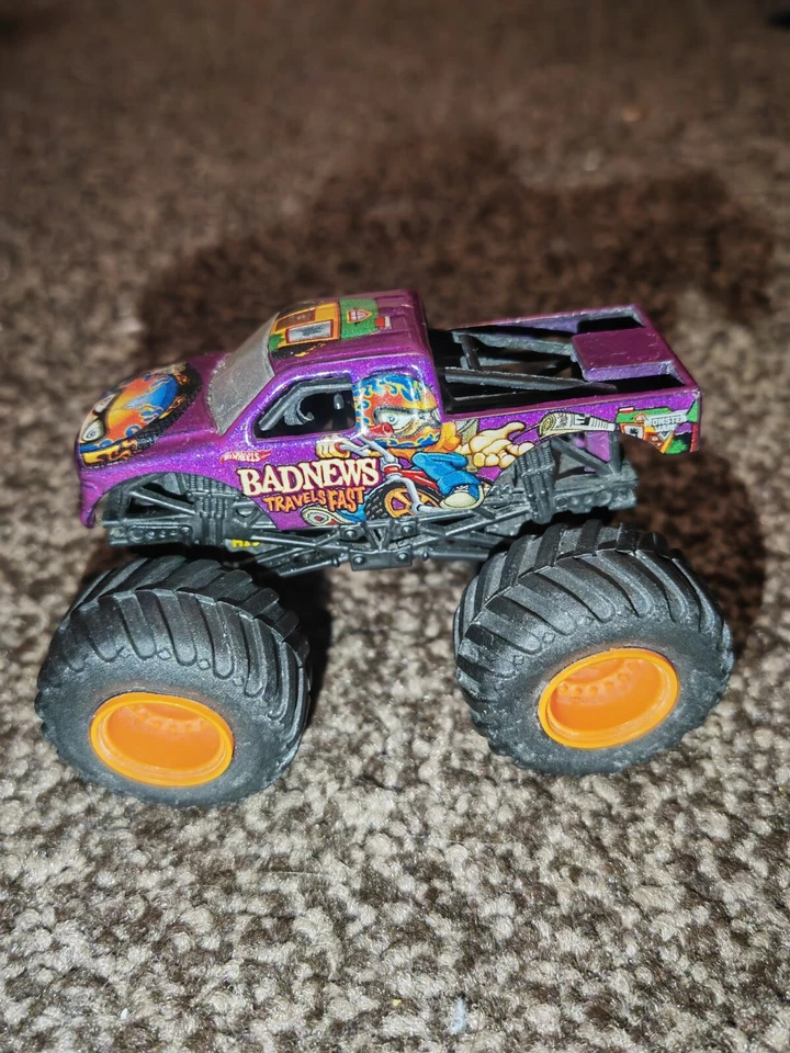 Hot Wheels Monster Jam x3 Bundle Psychedelic Vw, Bad News Travels & Grave Digger - Image 4 of 4