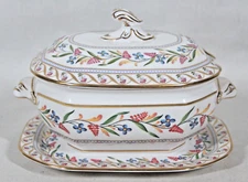 THE CABINET COLLECTION SPODE SHERATON PATTERN SAUCE BOAT & LID W/ UNDERPLATE NEW