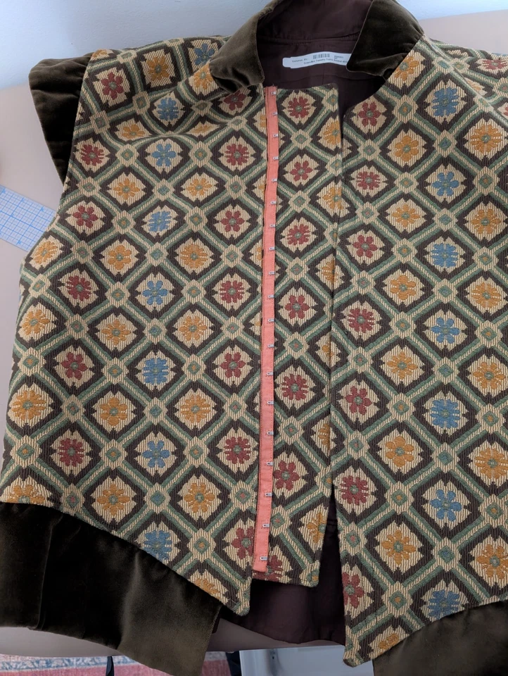 Chaleco Jerkin hecho a mano en brocado y terciopelo Foto 3 de 4