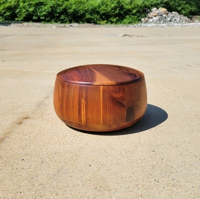 1970s Studio Hand Crafted Round Staved Cedar Wood Keepsake Box w/ Lid 8''x8''x5''