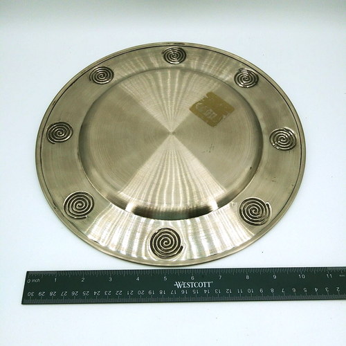 Plato redondo de metal plateado de 12" con patrón de borde de remolino - Imagen 5 de 5