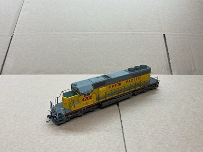 KATO HO SCALE DIESELLOK SD40-2 UNION PACIFIC N.4202 VERWITTERT LESEN!