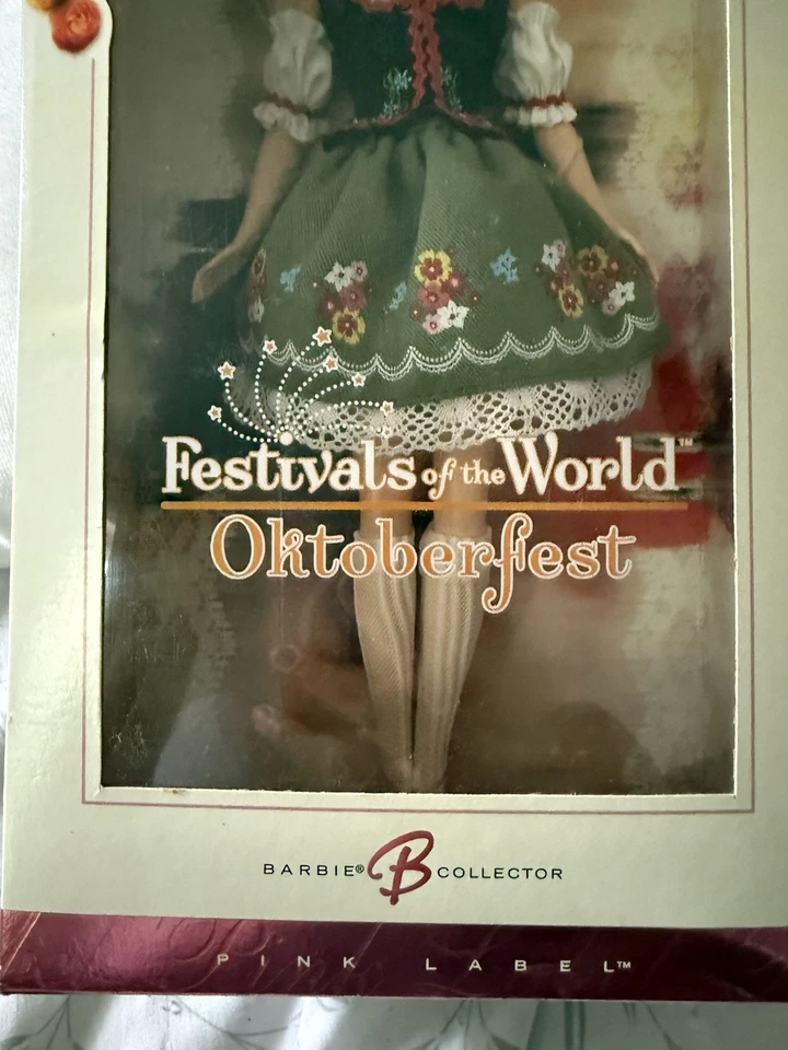Muñeca Barbie Oktoberfest Festivales del Mundo DOTW Etiqueta Rosa Mattel J0929 Foto 2 de 4