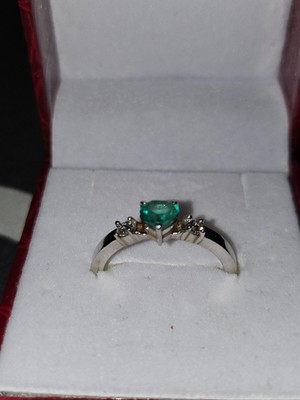 Ring aus weißem 18K Gold mit 100% natürlichem kolumbianischem Smaragd und natürlichen Diamanten. 