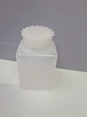 KARTELL BOTELLAS CUADRADAS GRADUADAS SERIE CUELLO ANCHO ""600" 500ml 25/pk