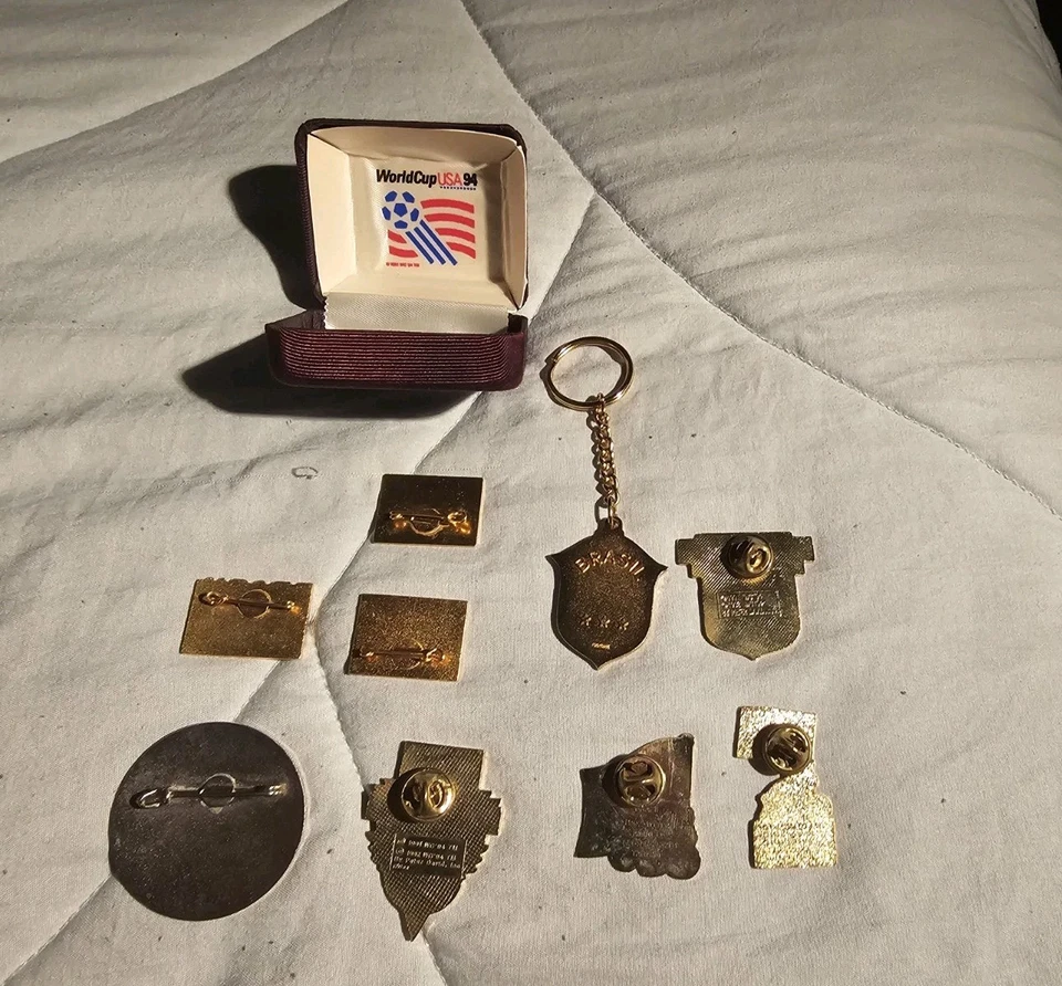 (9) 1994 World Cup Soccer Pin + Keychain Lot W/Box Brazil - Image 4 of 4